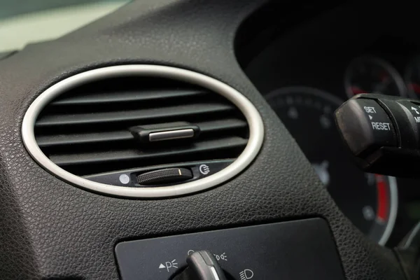 Κοντινό Πλάνο Του Κλιματιστικού Στο Αυτοκίνητο Εσωτερικό Του Αυτοκινήτου — Φωτογραφία Αρχείου