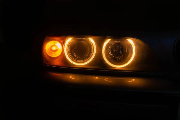 Nær Oransje Bilfrontlykter Mørket Natten – stockfoto