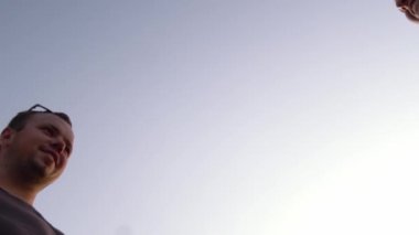 İnsanlar ellerini havaya kaldırıp, birbirlerinin ellerini çırpıyorlar.