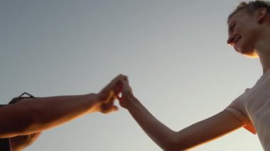 Motive olmuş başarılı bir takım, 5 puan veriyor, mutlu bir grup.