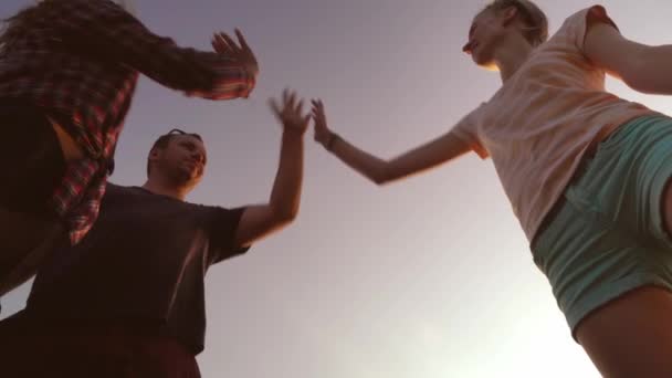 Ett motiverat framgångsrikt lag som ger fem poäng, en glad grupp — Stockvideo