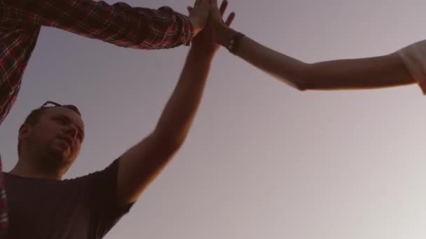 Lidé zvedají ruce k nebi, tleskají si navzájem. — Stock video