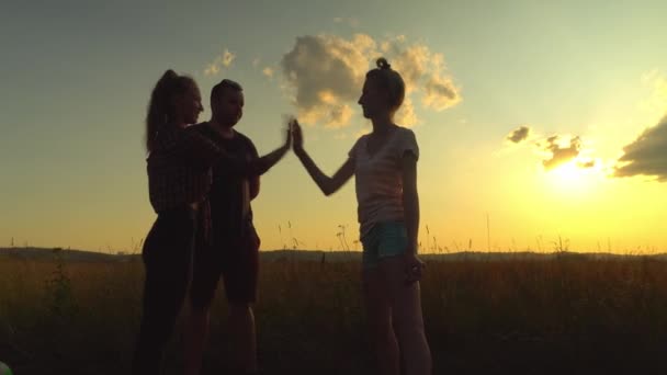 Люди поднимают руки к небу, хлопают друг другу в ладоши — стоковое видео