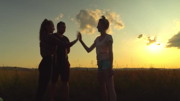 Les gens lèvent leurs mains vers le ciel, applaudissent les mains les uns des autres — Video