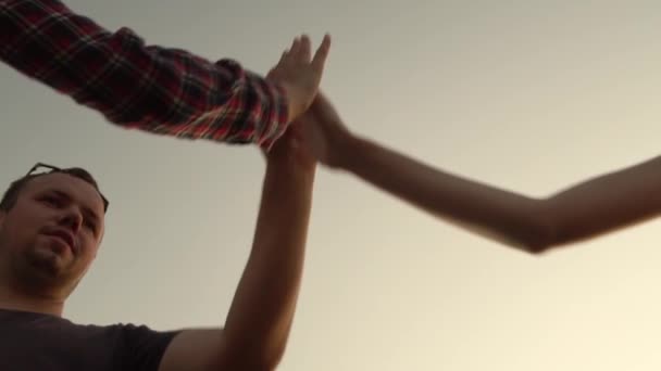 Люди поднимают руки к небу, хлопают друг другу в ладоши — стоковое видео