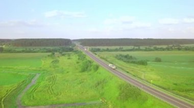 İnsansız hava aracının görüntüsü yol ya da köprünün onarımı. Arabaların hareketi zordur..