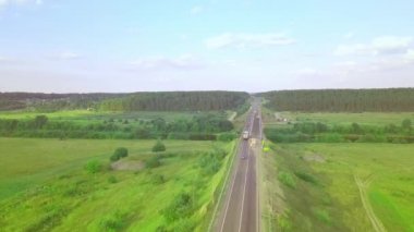 İnsansız hava aracının görüntüsü yol ya da köprünün onarımı. Arabaların hareketi zordur..