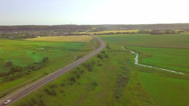 2車線の高速道路を飛行する無人航空機からの映像 — ストック動画