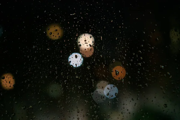 水が落ちる 夜のガラスの街のライト — ストック写真