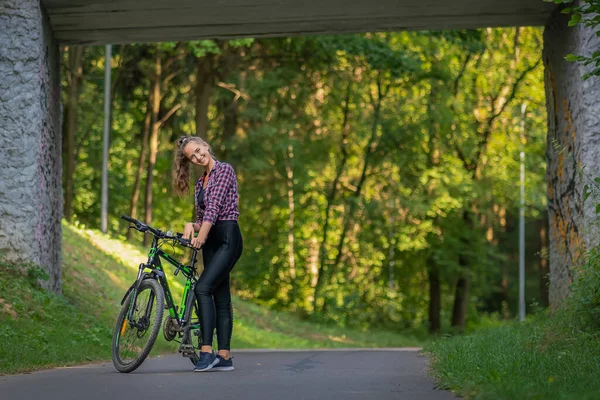 Wanita Muda Yang Bahagia Dengan Kaus Bersepeda Berdiri Jalan Aspal — Stok Foto