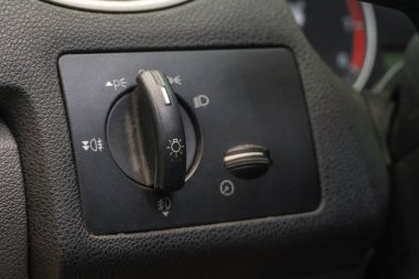 Arabanın far kontrol düğmesine yakın çekim. Arabanın iç kısmının ayrıntıları..