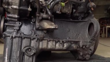İçten yanmalı motor, dizel, yakın çekim. Her tarafı siyah yağ içinde..
