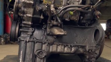 İçten yanmalı motor, dizel, yakın çekim. Her tarafı siyah yağ içinde..