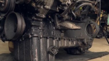 İçten yanmalı motor, dizel, yakın çekim. Her tarafı siyah yağ içinde..