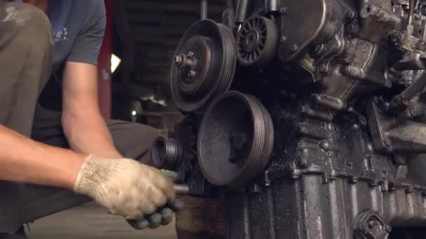 Motor de combustión interna, combustible diesel, primer plano. Está cubierto de aceite negro.. — Vídeo de stock