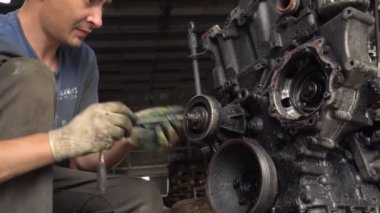 İçten yanmalı motor, dizel yakıt, yakın çekim. Her tarafı siyah yağ içinde..