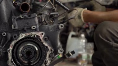 İçten yanmalı motor, dizel yakıt, yakın çekim. Her tarafı siyah yağ içinde..