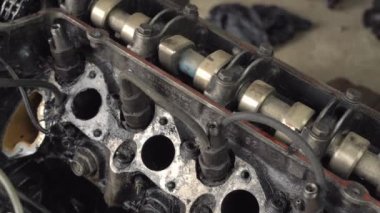 İçten yanmalı motor, dizel yakıt, yakın çekim. Her tarafı siyah yağ içinde..