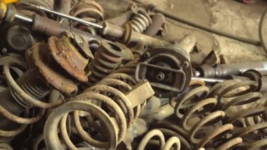 Kullanılmış araba parçaları fabrikanın rafında..