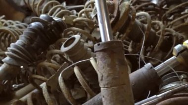 Kullanılmış araba parçaları fabrikanın rafında..