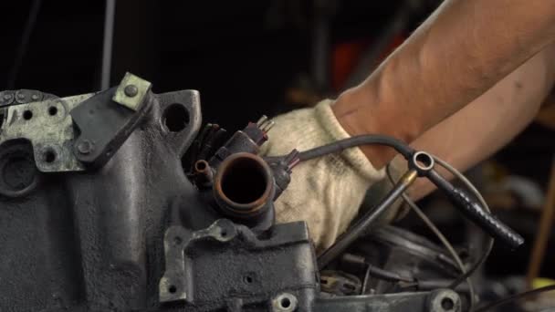 Meccanico automatico controlla motore a combustione interna. motore è coperto di olio sporco — Video Stock