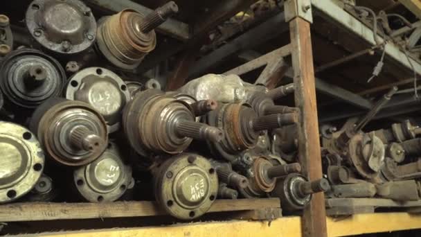 Pièces de voiture d'occasion sur l'étagère de l'usine. Pièces automobiles d'occasion à vendre dans le magasin — Video