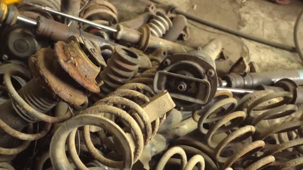 工場の棚の中古車の部品. — ストック動画