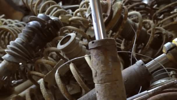 Pièces de voiture d'occasion sur l'étagère de l'usine. — Video