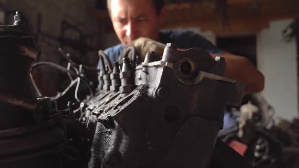 Internal combustion engine, diesel fuel, close-up. He's covered in black oil. — Stock Video