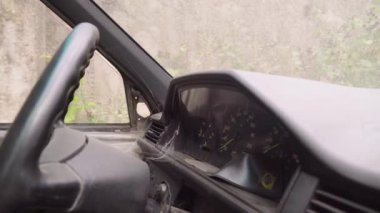 Paslı terk edilmiş araba. Kabinde iç görünüm, panelde örümcek ağları.
