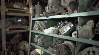 Fabrika rafında kullanılmış araba parçaları var. Mağazada satılık otomobil parçaları