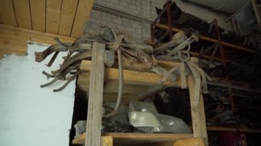 Fabrika rafında kullanılmış araba parçaları var. Mağazada satılık otomobil parçaları