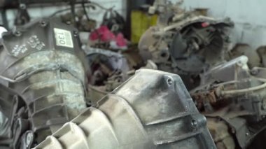 Fabrika rafında kullanılmış araba parçaları var. Mağazada satılık otomobil parçaları