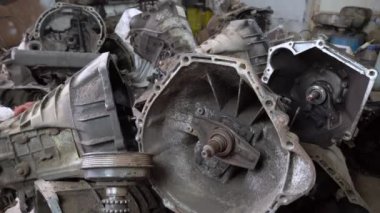 Fabrika rafında kullanılmış araba parçaları var. Mağazada satılık otomobil parçaları