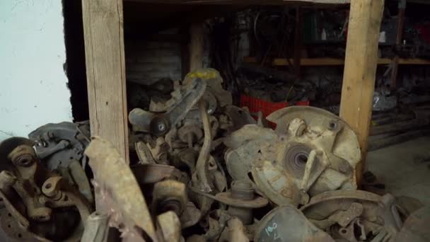 Peças de carro usadas na prateleira da fábrica. Peças de automóvel usadas para venda na loja — Vídeo de Stock