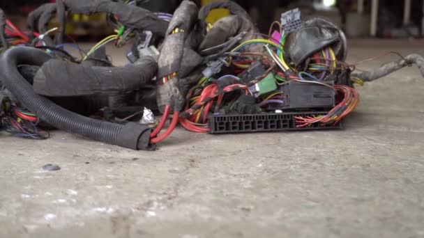 Запутанные разноцветные провода старых заброшенных автомобилей лежат в большом беспорядке — стоковое видео