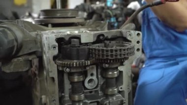 Parçalanmış araba motoru görüntüsü. Tamir motorunun elleri