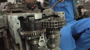 Parçalanmış araba motoru görüntüsü. Tamir motorunun elleri