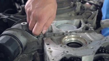 Parçalanmış araba motoru görüntüsü. Tamir motorunun elleri