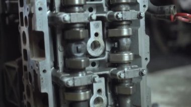 Parçalanmış araba motoru görüntüsü. Tamir motorunun elleri