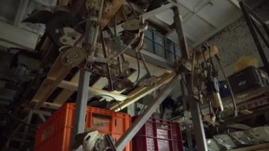 Fabrika rafında kullanılmış araba parçaları var. Mağazada satılık otomobil parçaları