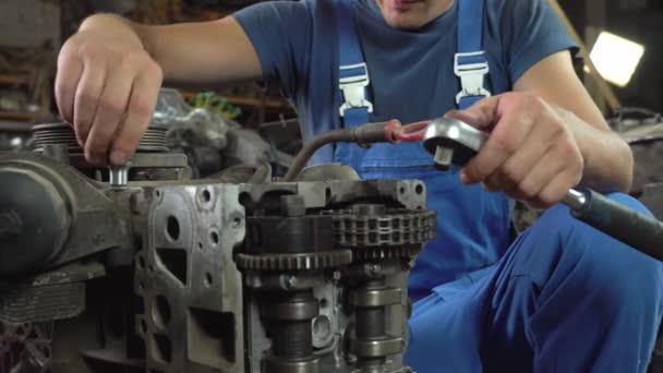 Vue du moteur de voiture démonté. mains du moteur de réparation mécanique — Video