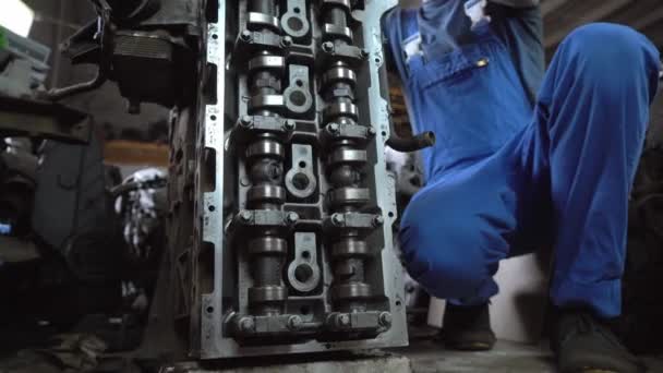 Vista del motor del coche desmontado. manos del motor mecánico de reparación — Vídeo de stock
