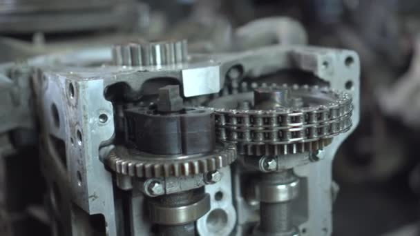 Άποψη αποσυναρμολογημένου κινητήρα αυτοκινήτου. χέρια μηχανικού επισκευαστικού κινητήρα — Αρχείο Βίντεο
