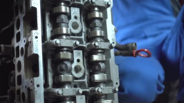 Vedere a motorului auto demontat. mâini de motor de reparații mecanice — Videoclip de stoc