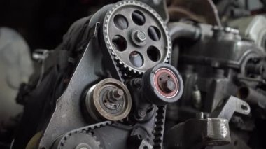 İçten yanmalı motor, dizel, yakın çekim. Her tarafı siyah yağ içinde..