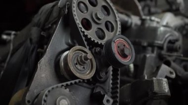 İçten yanmalı motor, dizel, yakın çekim. Her tarafı siyah yağ içinde..