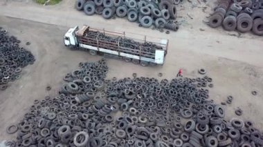 Tekerlek çöplüğünde geri dönüşüm lastiği için atılan bir sürü lastik var. İHA