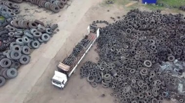 Tekerlek çöplüğünde geri dönüşüm lastiği için atılan bir sürü lastik var. İHA