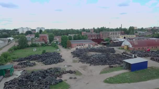 Er zijn veel afgedankte banden voor het recyclen van rubber op het wiel dumpen. drone — Stockvideo